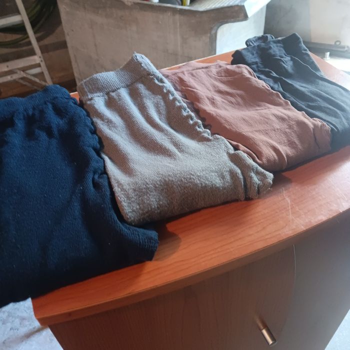 1 par de luvas de homem e 4 pares de meia calca para senhora