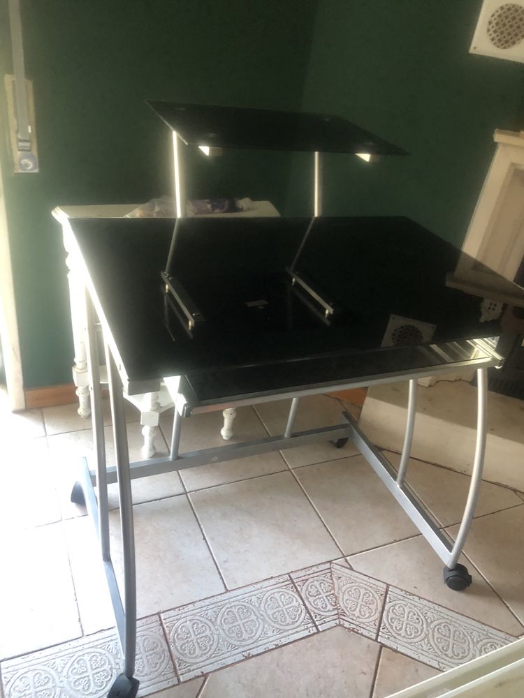 Mesa de vidro - Computador, Notebook e Portátil.