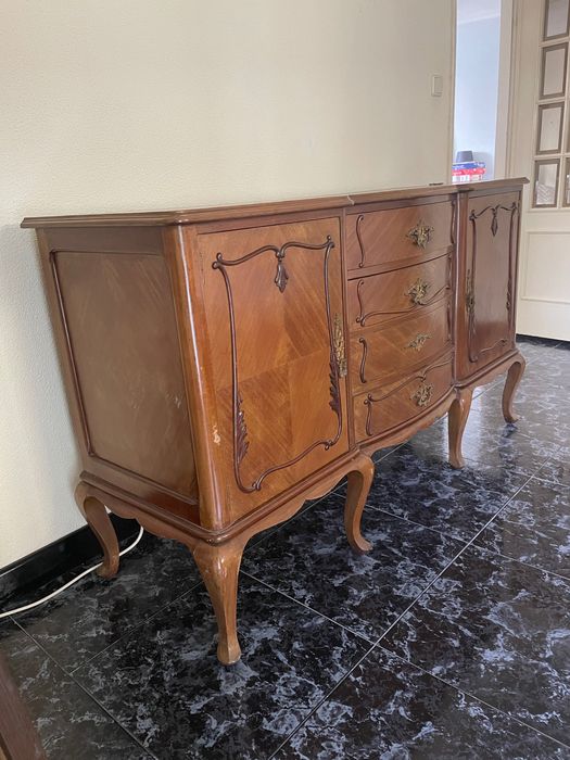 Aparador antigo em madeira maciça – estilo clássico