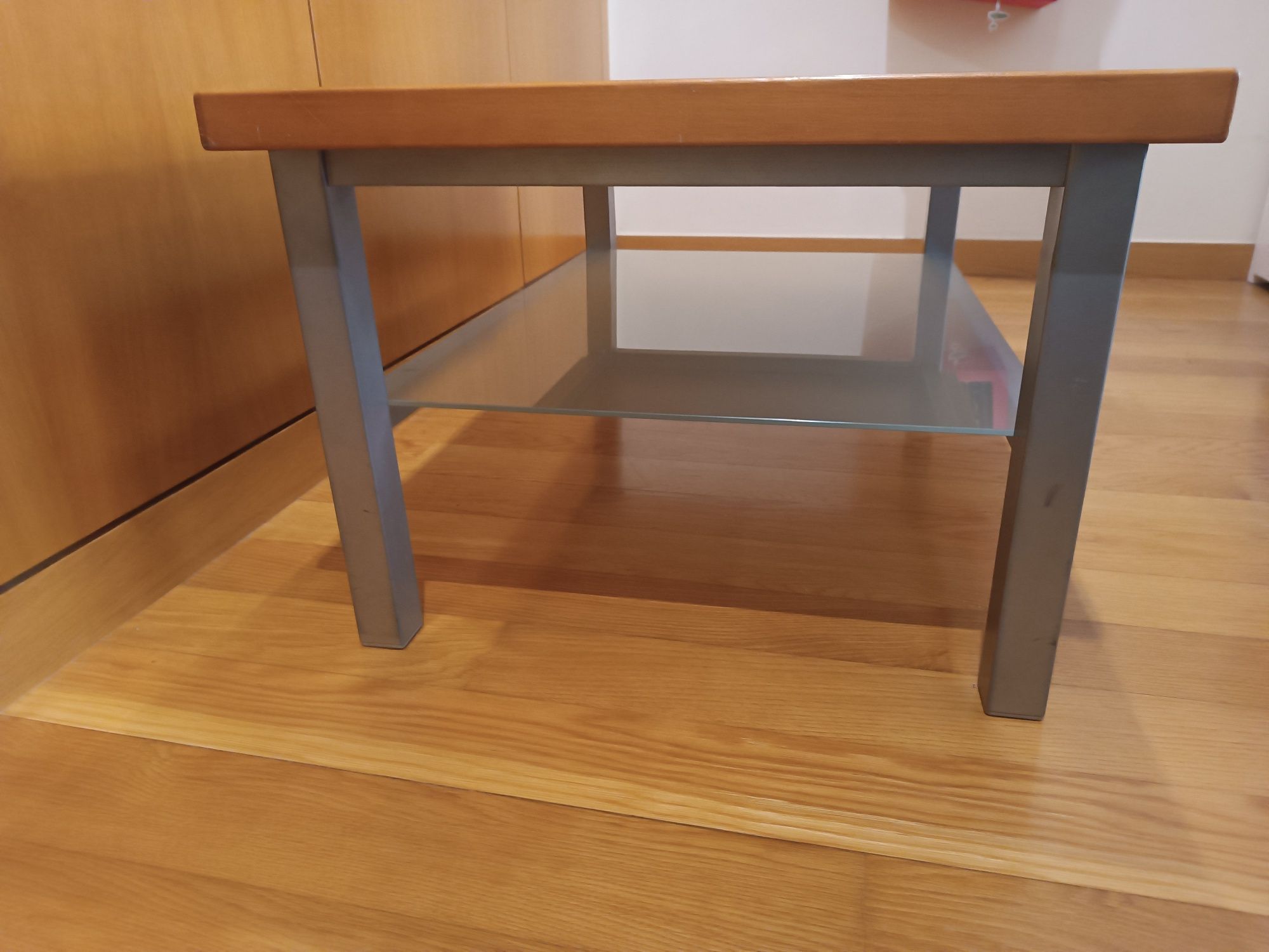 Mesa de centro com tampo de madeira