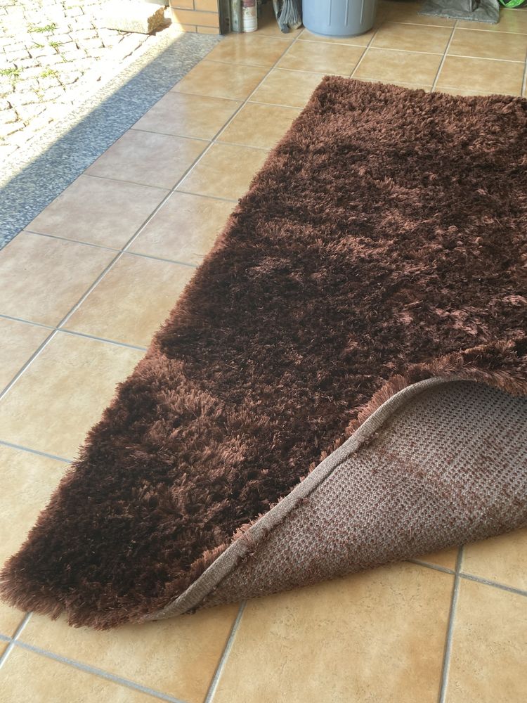 Tapete castanho de pelos
