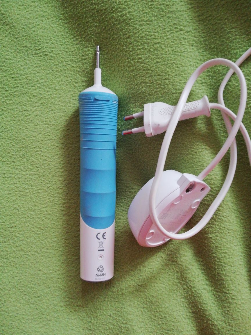 Szczoteczka Oral B + ładowarka