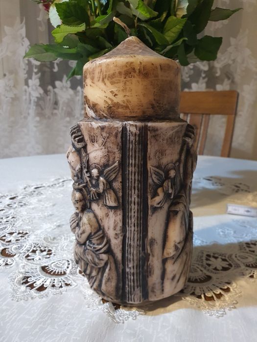 Stara duża swieca ręcznie wykonana