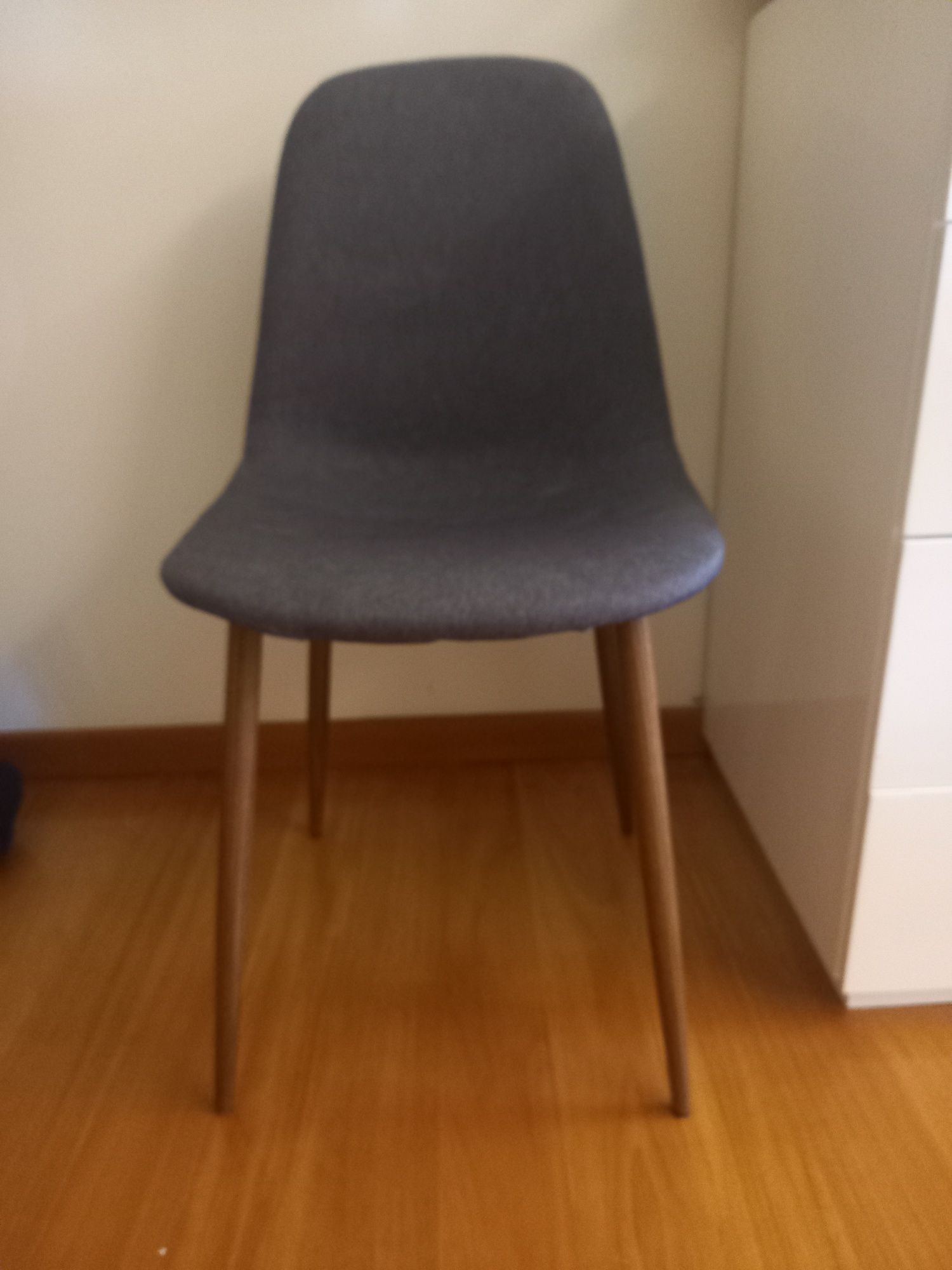 Mesa de vidro temperado,mais 4 cadeiras. 1 arca totalmente funcional
