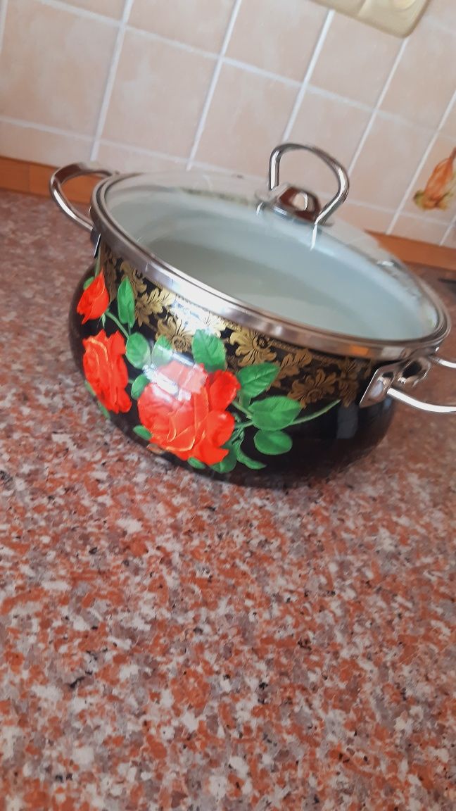 Яркая эмалированная кастрюля.