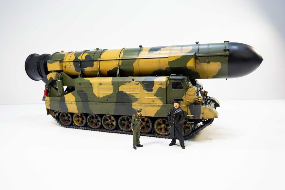 DPRK Pukguksong-2 1:35 Hobby Boss 84544 + Kim Dzong Un, model gotowy