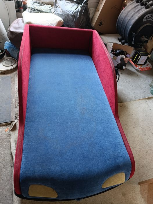 Дитячий диван у вигляді машини