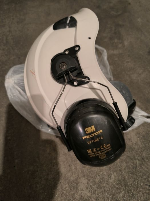 Kask ochronny z słuchawkami