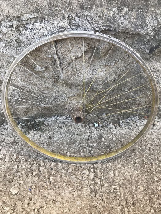 Aro de uma bicicleta de traz.