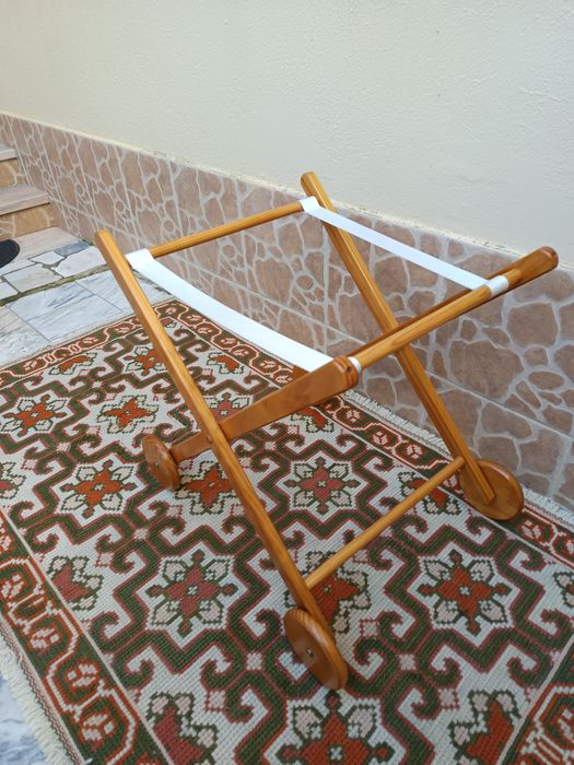 Suporte para Alcofa em madeira com rodas