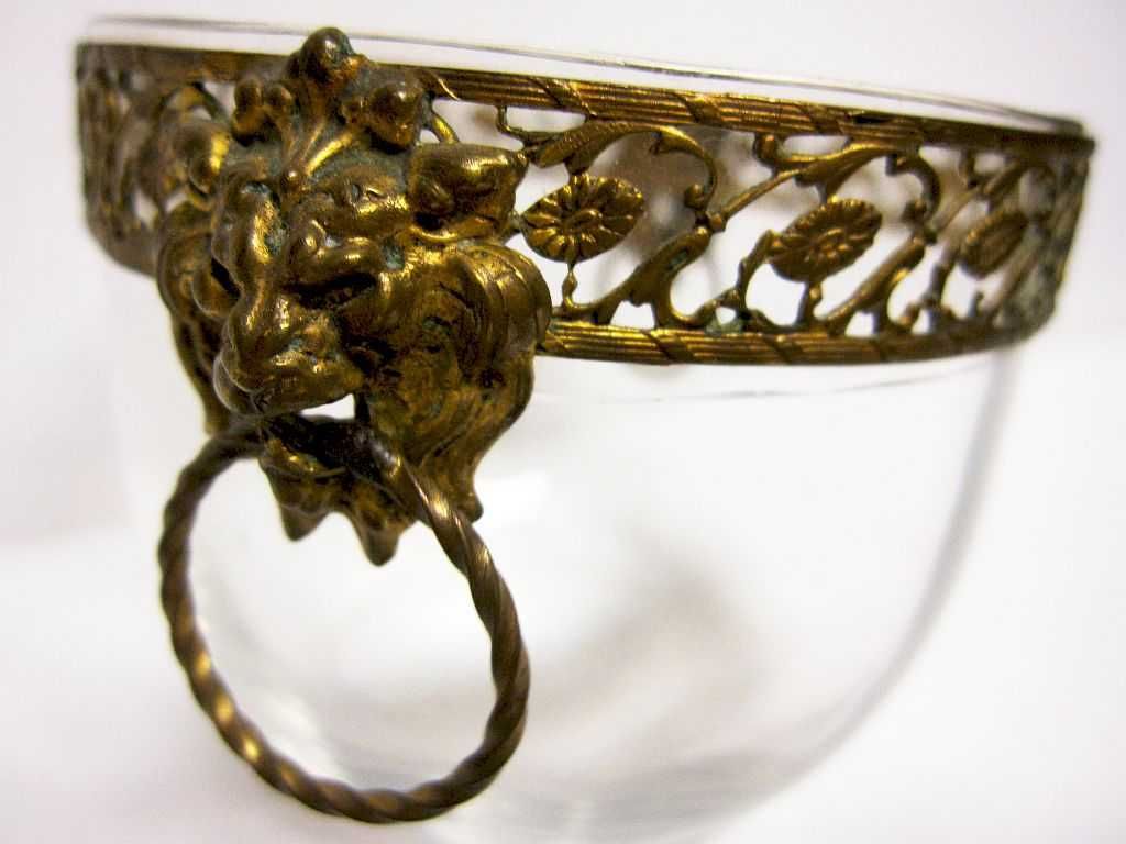antiga taça em vidro com armação em metal dourado com cabeça de leão