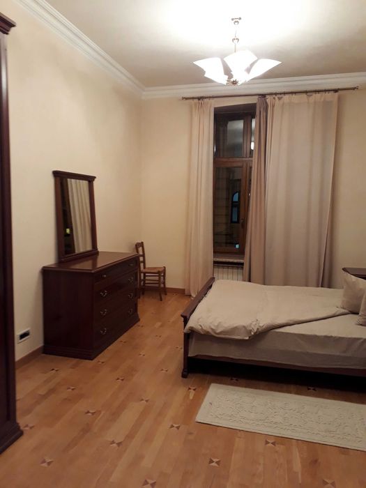 Подол, Андреевский спускск 2в, статусный дом, высокие потолки