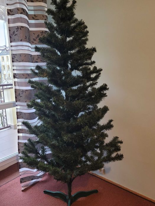 Choinka sztuczna 220 cm ze stojakiem kartonem