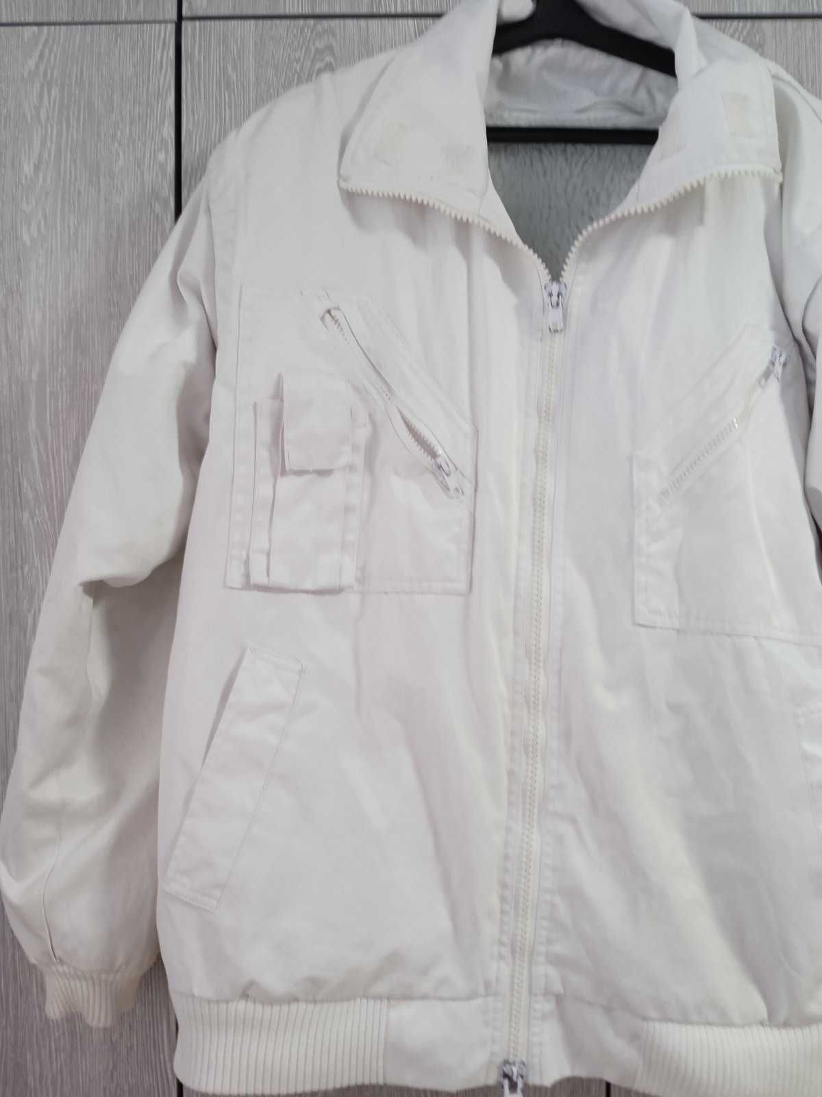 Куртка белая  с теплой подстежкой