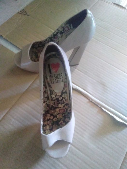 Vários pares sandálias