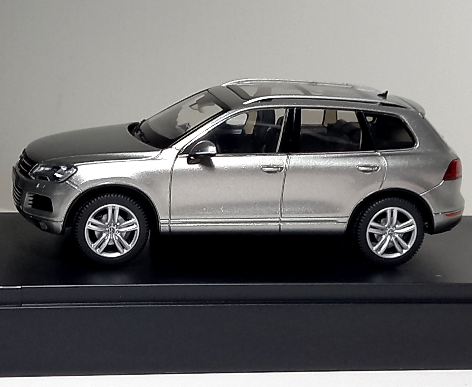 Модель 1:43 Schuco VW Touareg II поколение