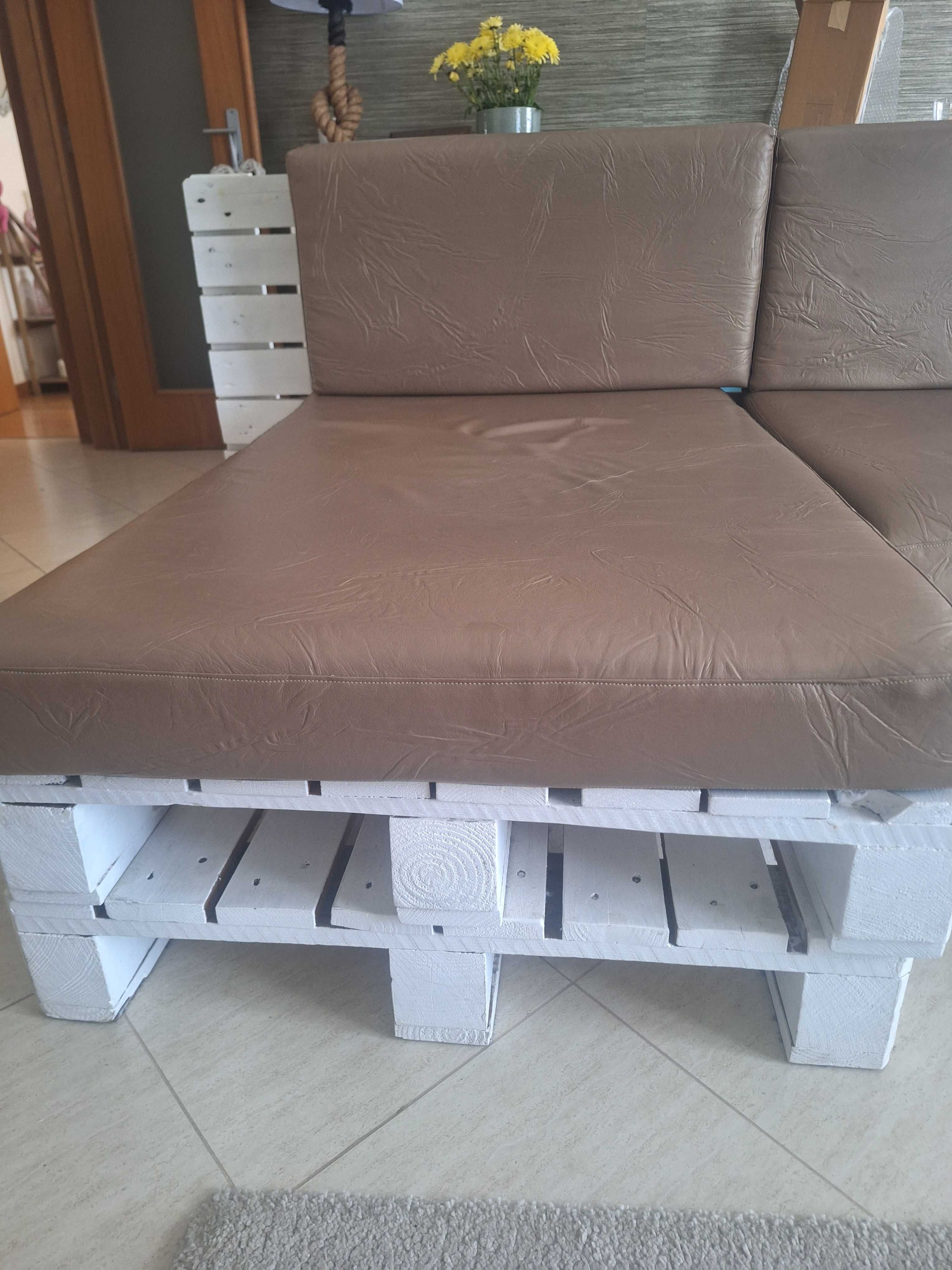 Sofá de paletes com almofadas