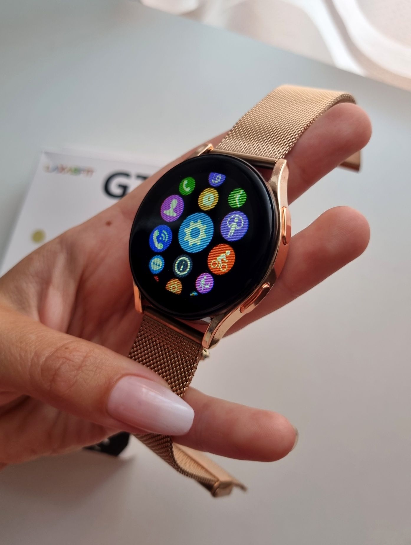 Złoty smartwatch okrągły