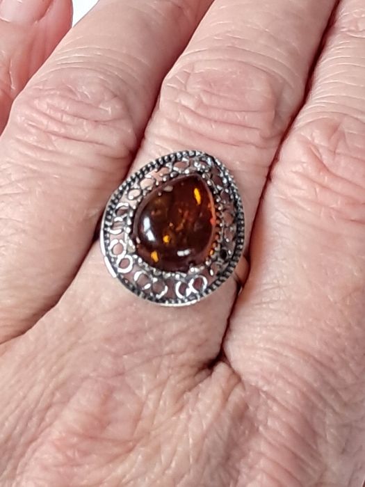 srebrny regulowany pierścionek z naturalnym bursztynem bałtyckim