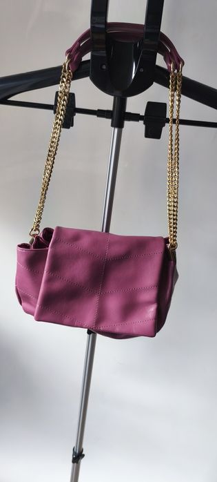 Fioletowa torebka na łańcuchu