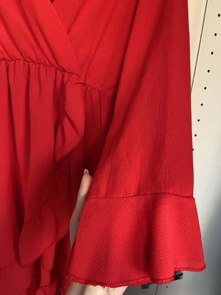 Czerwona elegancka wizytowa zwiewna sukienka z falbankami