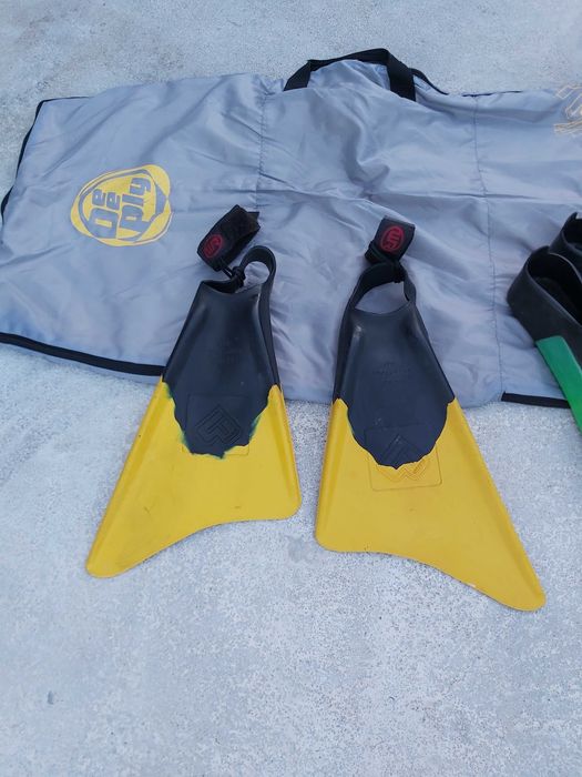 Saco de prancha e pés de pato