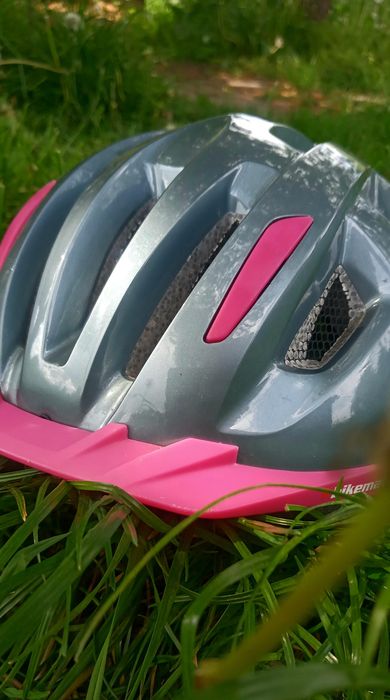 Шолом,велошолом німецький з вбудованим ліхтариком.49-54розмір.Легкий