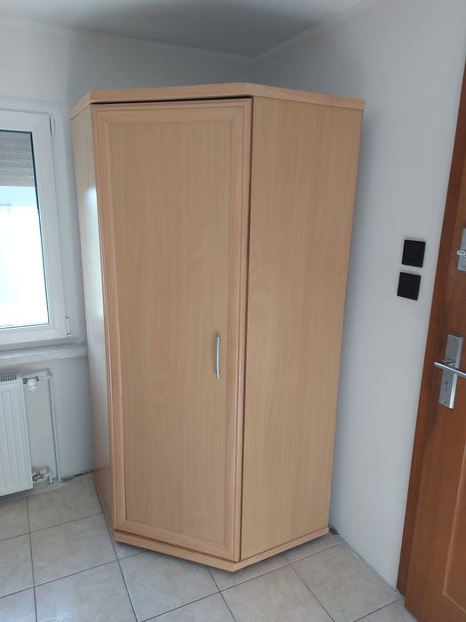 Szafa narożna z półkami i na wiszące ubrania