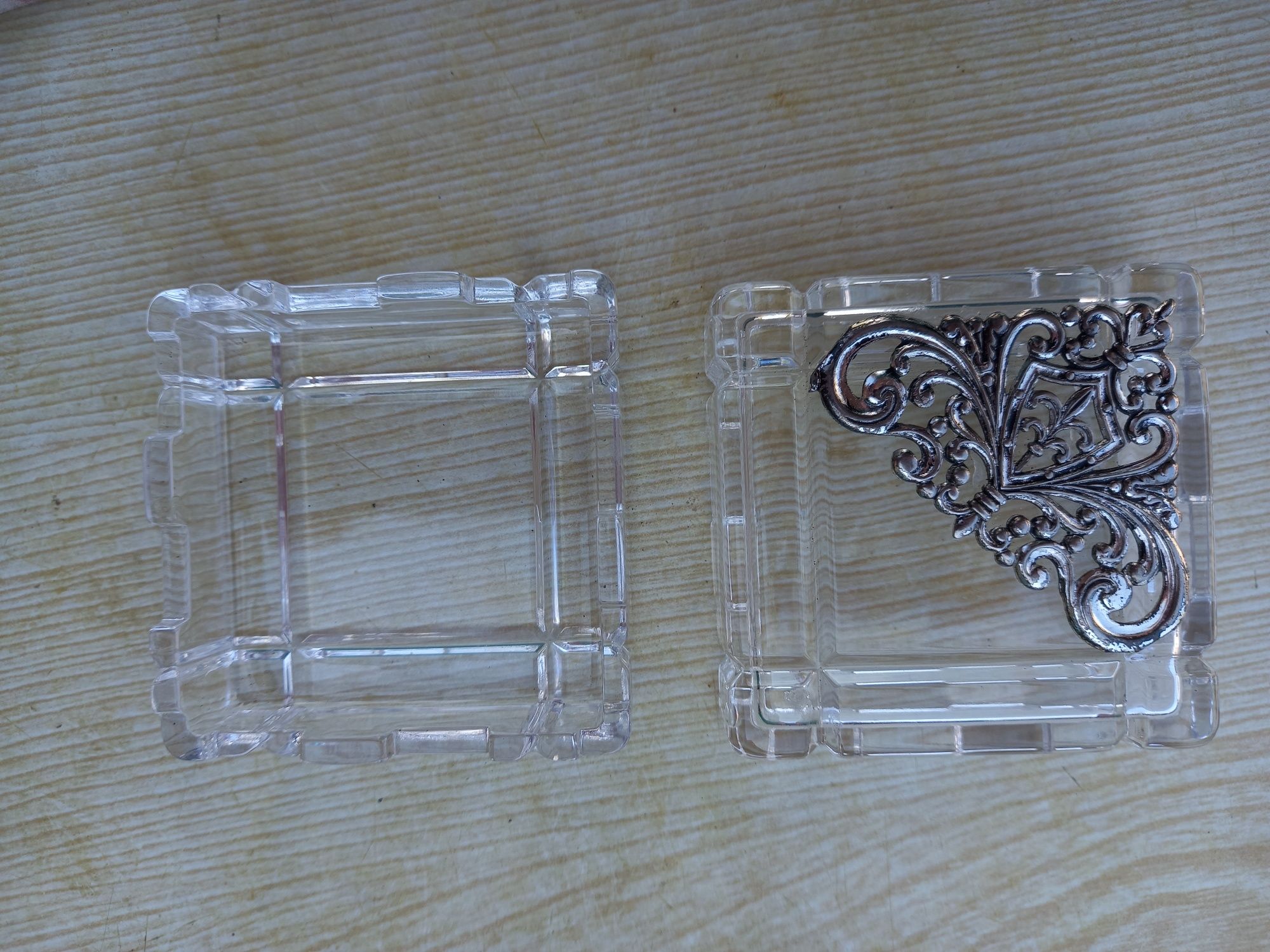 Шкатулка стеклянная с металлическим украшением