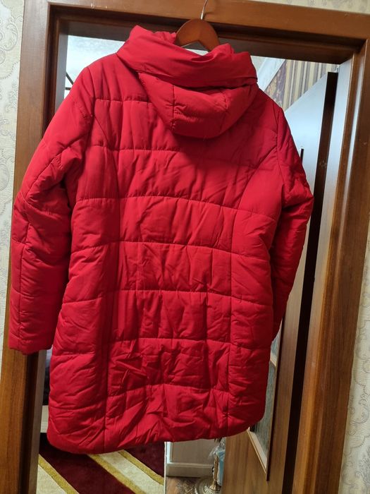 Куртка зимняя,3раза одевана.Идеальное состояние,размер,46-48.По бокам