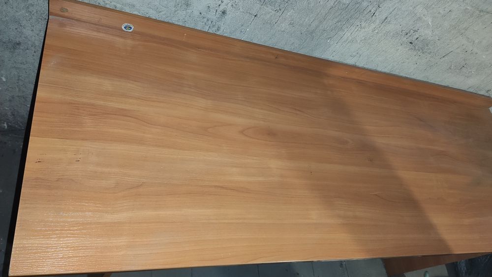 Długie biurko z płyty MDF