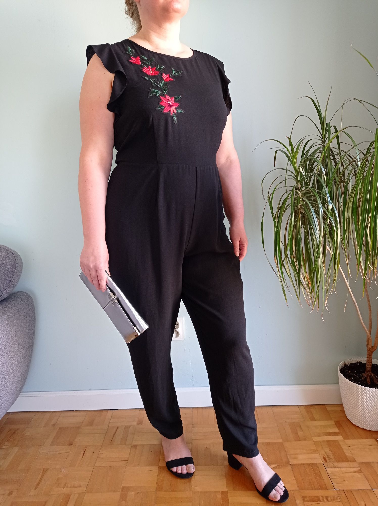 Czarny elegancki kombinezon 44 46 XXXL hafty kwiaty na wesele ślub