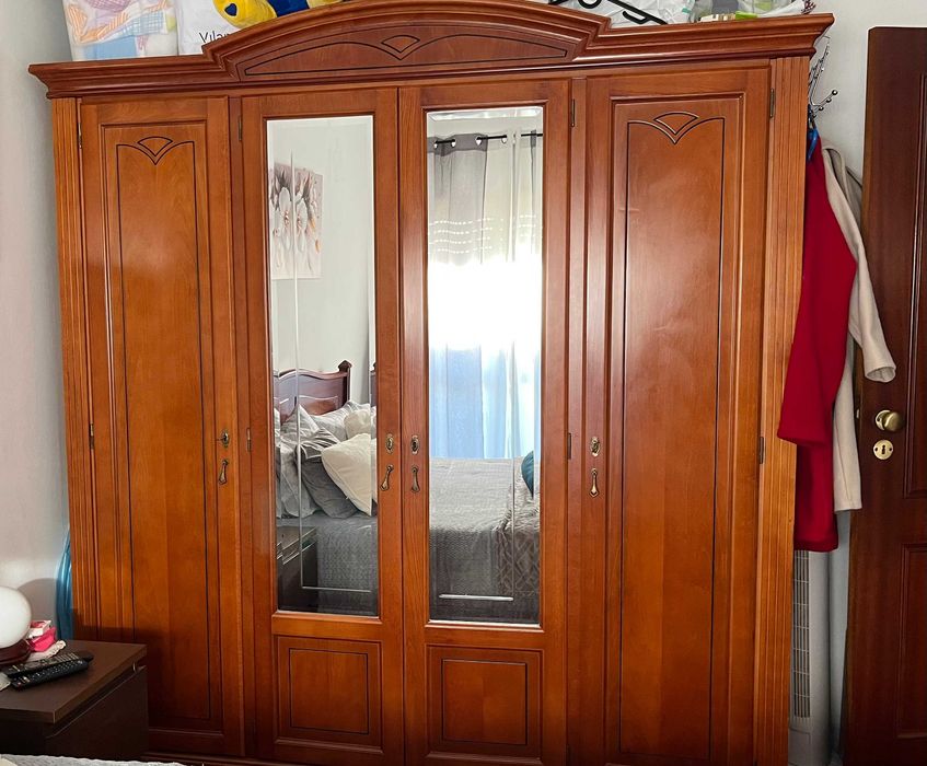 Roupeiro em madeira cerejeira