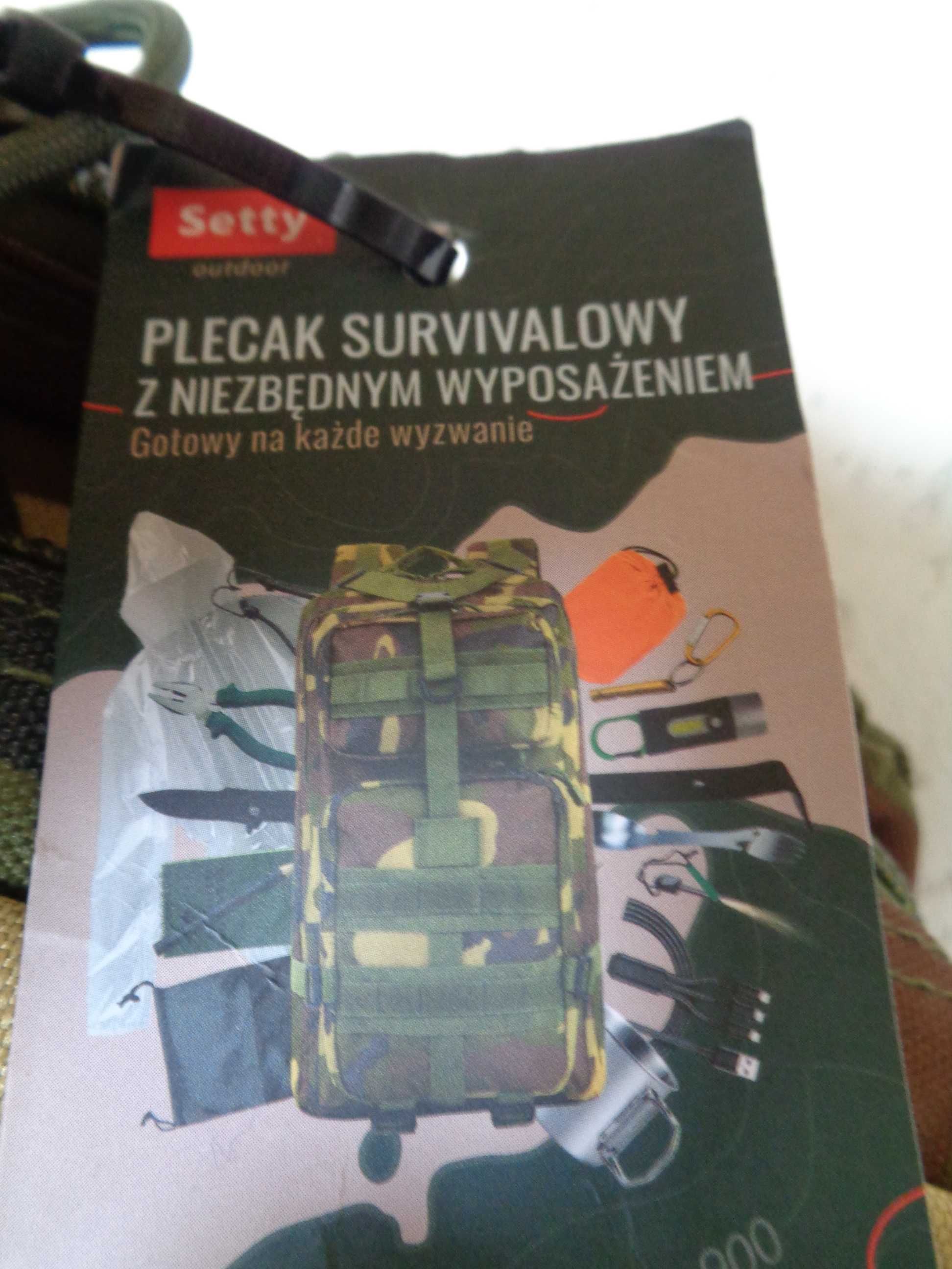 Plecak survivalowy z pełnym ekwipunkiem.