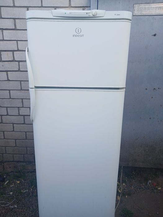 Продам двухкамерный холодильник Indesit