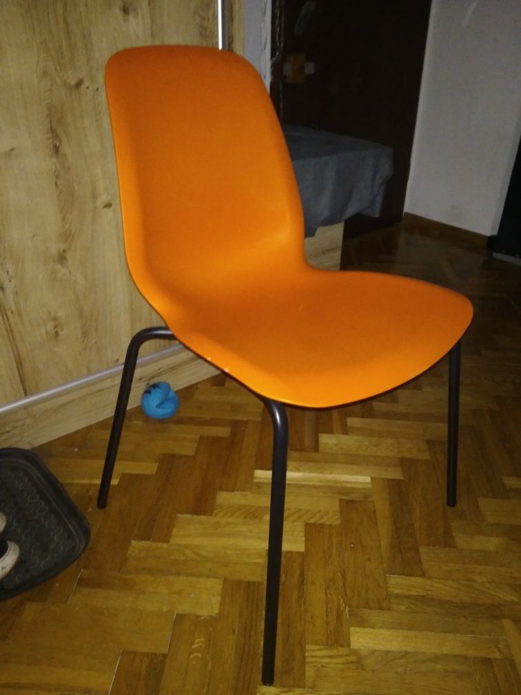 Pomarańczowe krzesło IKEA