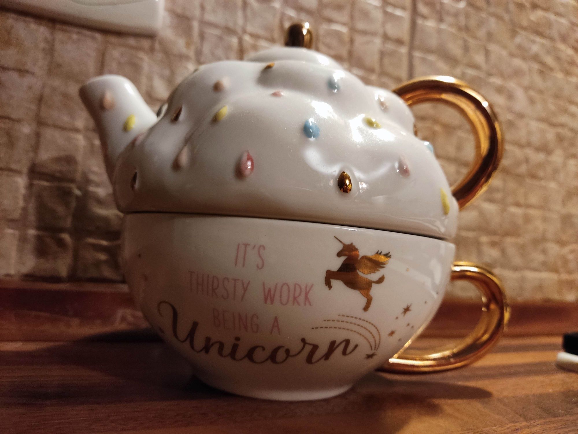 Porcelanowy kubek na herbatę z czajniczkiem