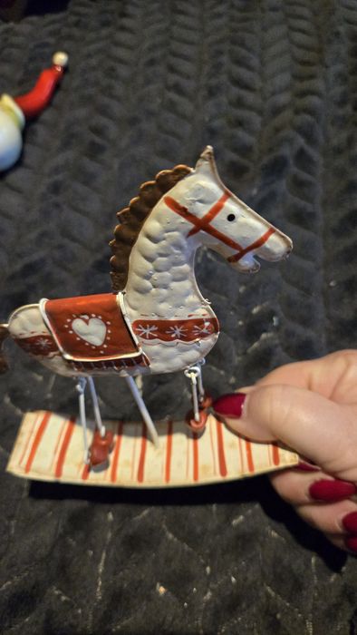 Ozdoba konik na biegunach metalowy.