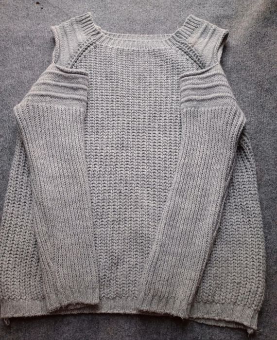 Sweterek z ramionami