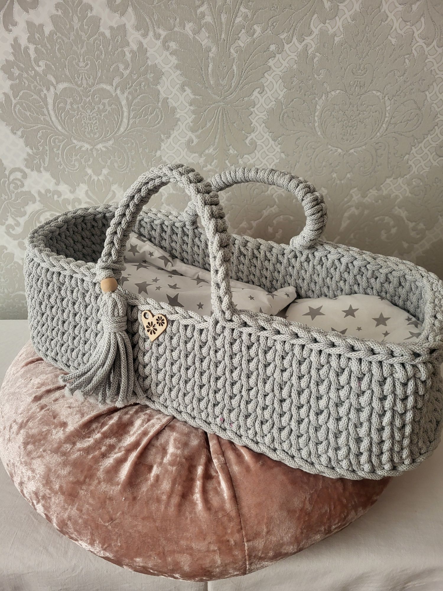 Koszyczek dla lalek handmade – jasnoszary, bawełniany, z poduszką