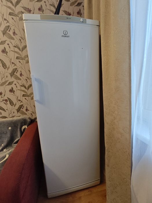 Морозильна камера Indesit