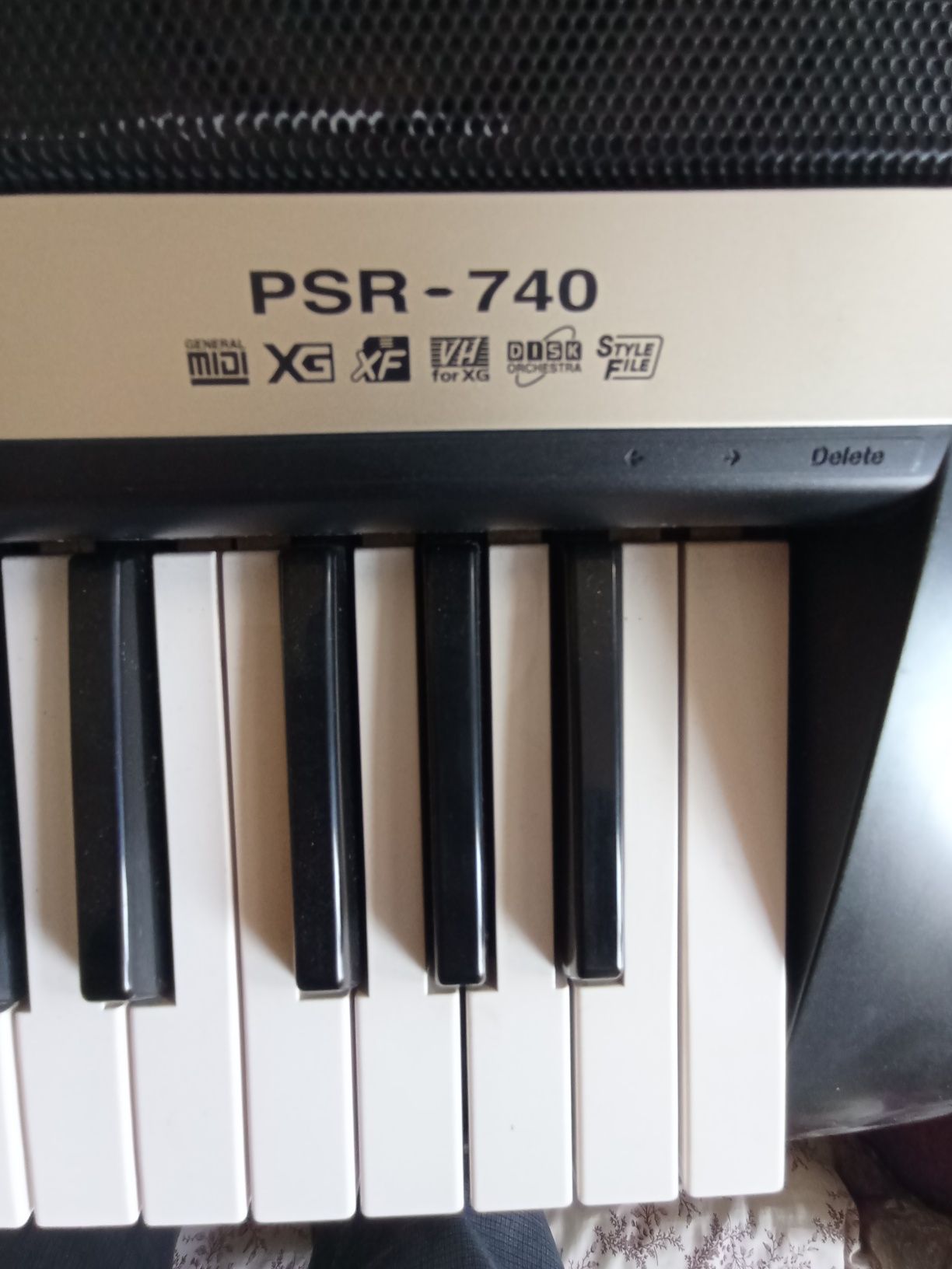 Продам синтезатор Yamaha PSR-740