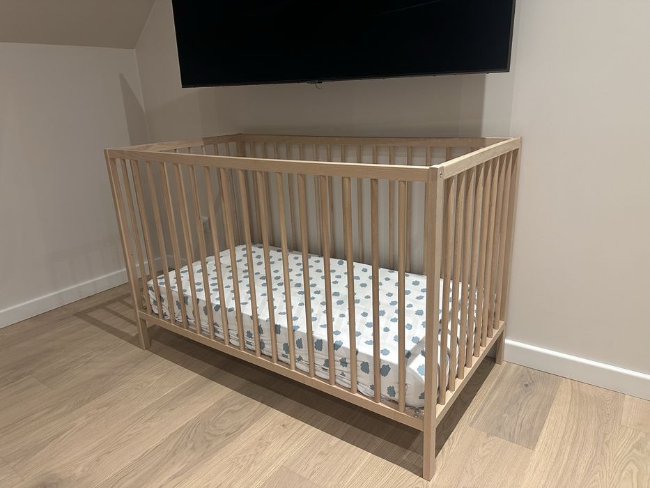 Łóżeczko dziecięce IKEA + materac + pokrowiec ochronny