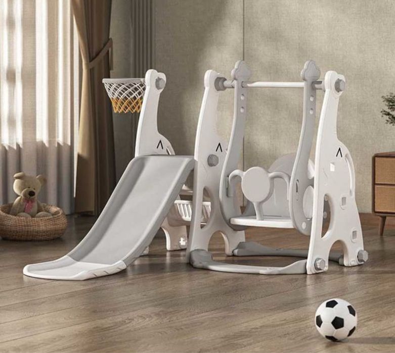 Mała zjeżdżalnia z huśtawką