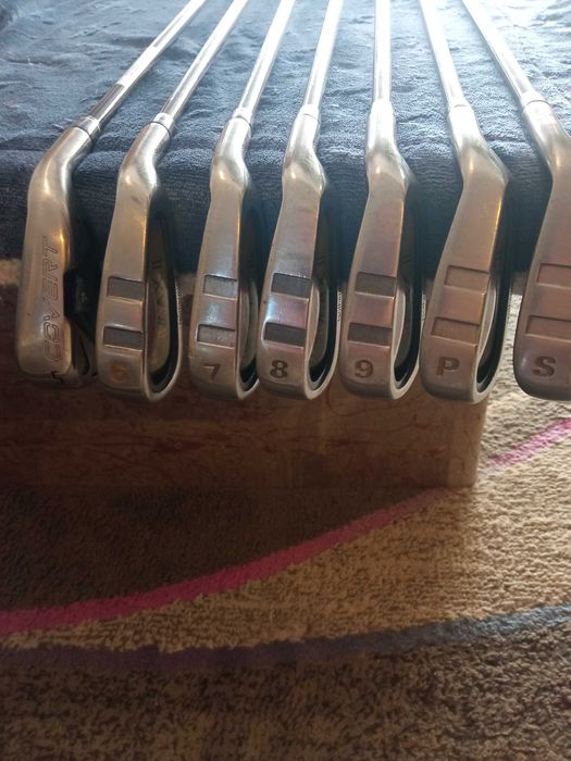 Vendo conjuntos de tacos de golf.