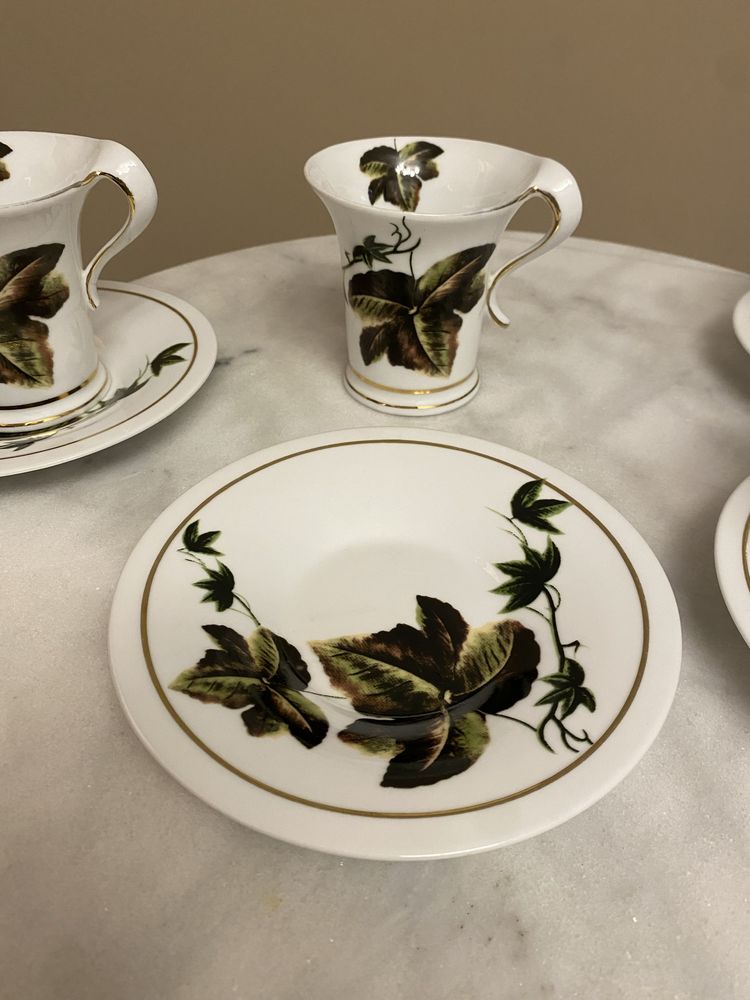 Zestaw 4 porcelanowych filiżanek z podstawkami liście złoto 230 ml