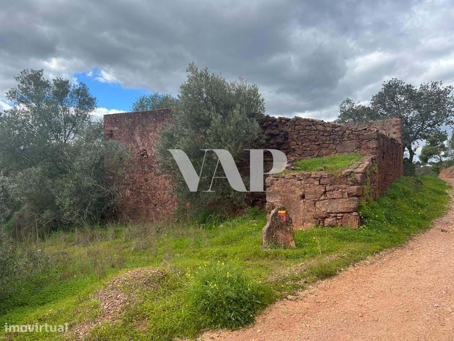 Terreno urbano com ruína em Querença, com vista serra