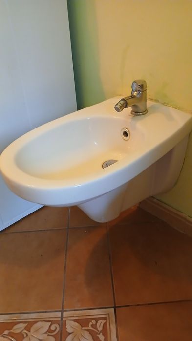 Bidet z baterią i syfonem