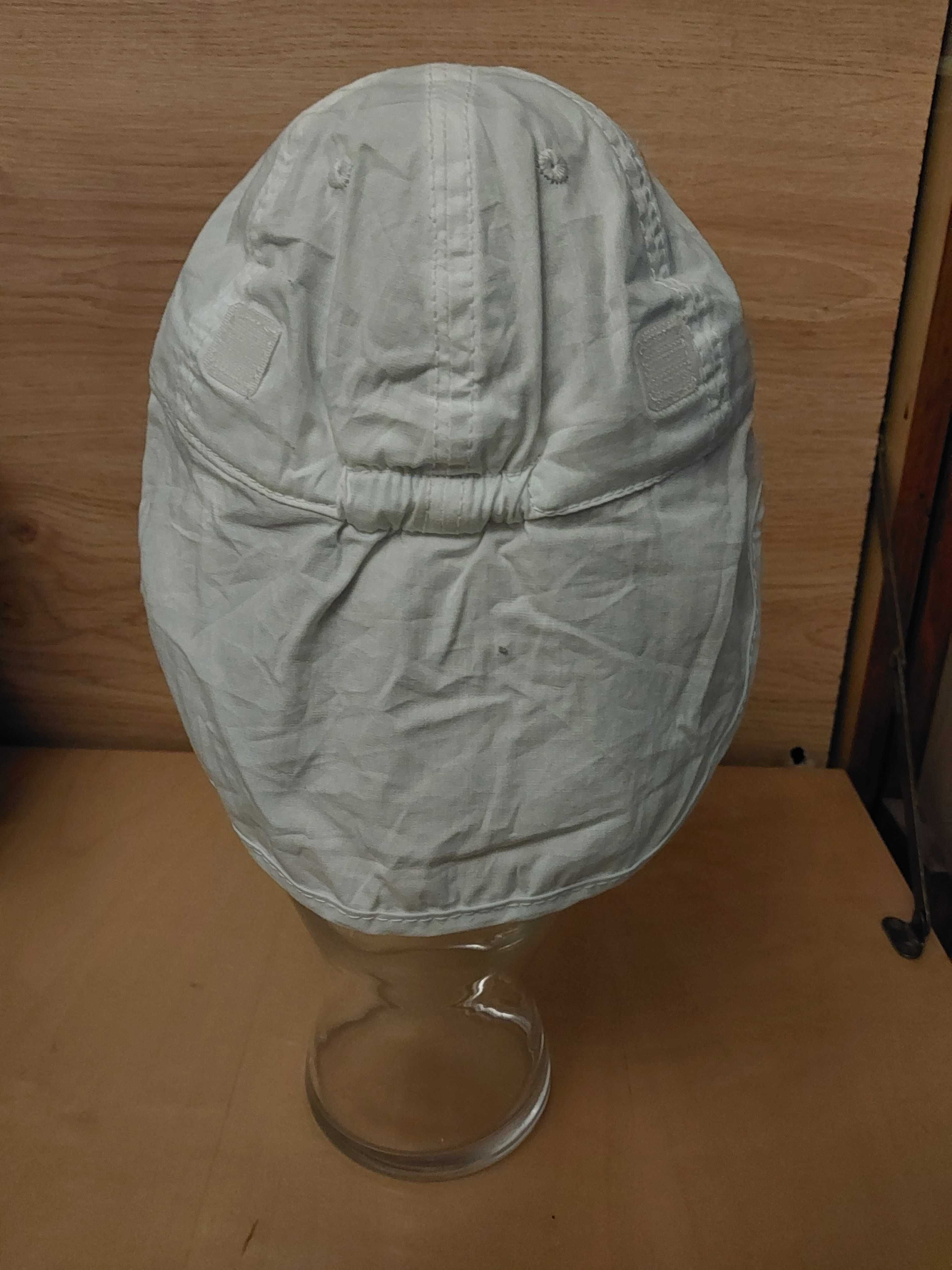 Czapka z daszkiem z osłoną , biała, rozm. 74 cm. 6- 9 miesięcy