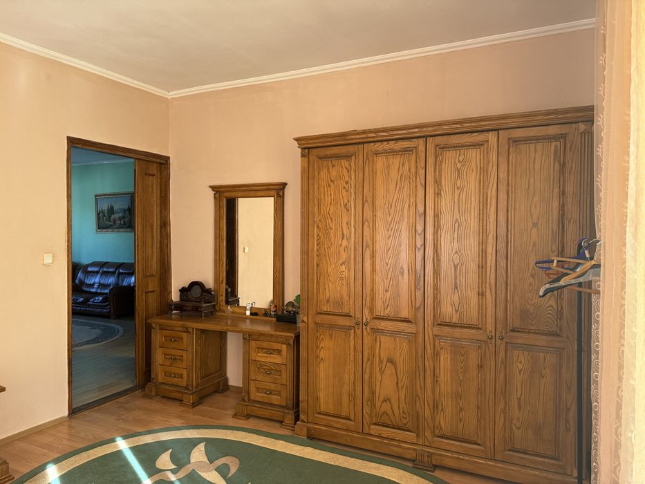 Житловий будинок поруч з річкою Південний Буг